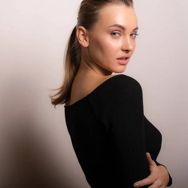 Krásná mladá dívka studiový portrét. — Stock fotografie