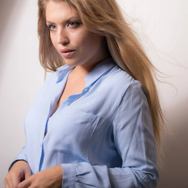 Jovem bela menina estúdio retrato . — Fotografia de Stock