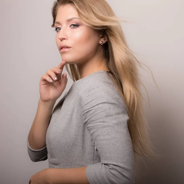 Jovem bela menina estúdio retrato . — Fotografia de Stock