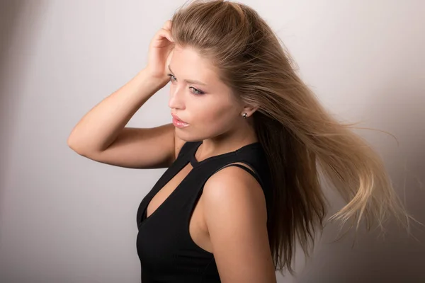 Jovem bela menina estúdio retrato . — Fotografia de Stock