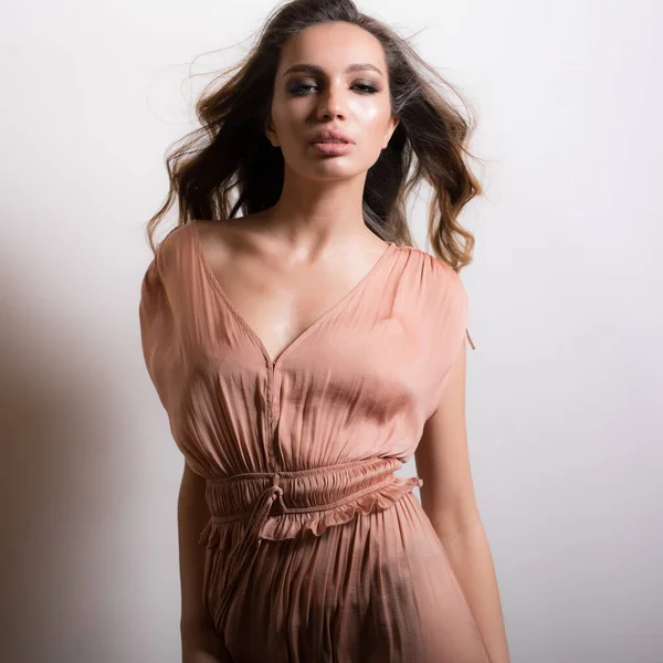 Young beautiful girl studio portrait. — Stock Photo, Image