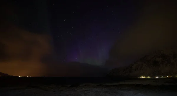 Niesamowita wielobarwna Aurora Borealis na nocnym niebie. — Zdjęcie stockowe