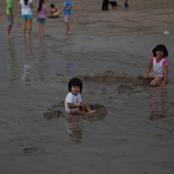 PHUKET, THAILANDIA - 10 MARZO: I bambini thailandesi locali giocano sulla spiaggia . — Foto Stock