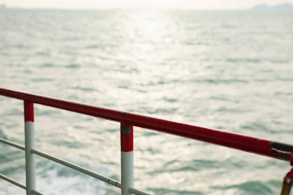 Landschaft der tropischen Insel mit fahrendem Boot. — Stockfoto