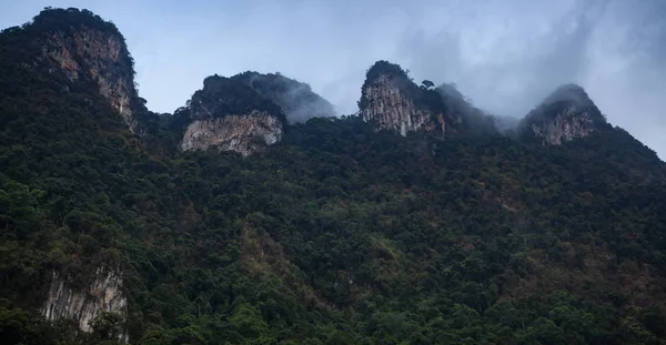 Thailand tropisch eiland landschap met prachtige lucht. — Stockfoto
