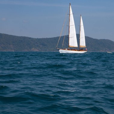Hareket eden teknesi olan tropik adanın manzarası.