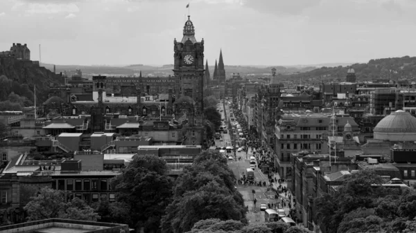EDINBURGH, REGNO UNITO - 30 MAGGIO 2019: Famose strade ed edifici centrali di Edimburgo - la capitale della Scozia . — Foto Stock
