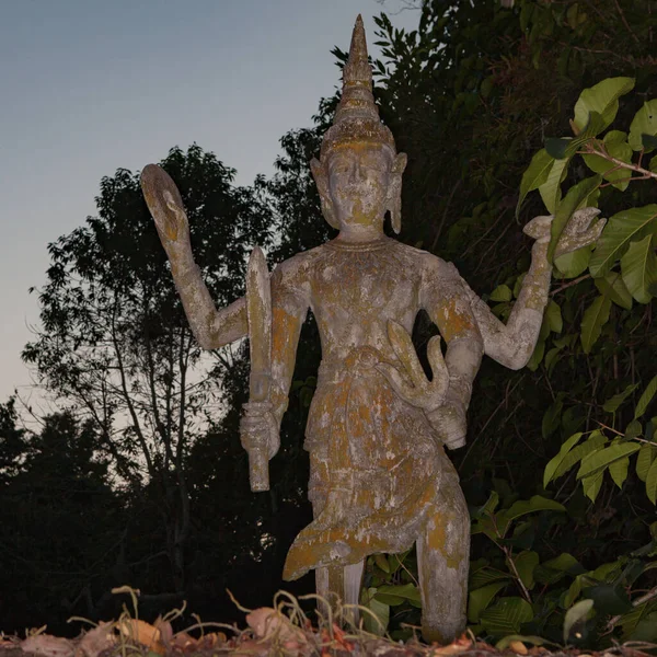 PHUKET, THAILAND - MARÇO 10, 2013: Estátuas asiáticas tradicionais de pedra à noite . — Fotografia de Stock