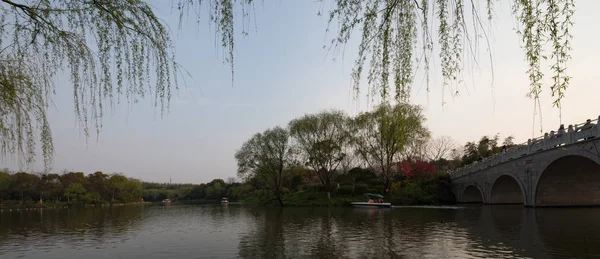 Traditionele Chinese City Garden Park met passagiersboot. — Stockfoto