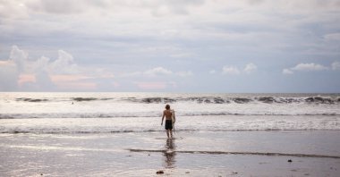genç çekici surfer sörf tahtası ile.