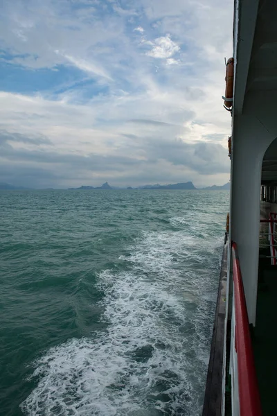 Hareket eden teknesi olan tropik adanın manzarası. — Stok fotoğraf