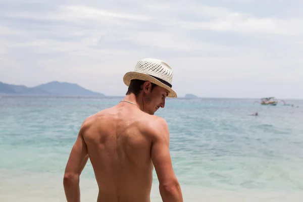 Genç yakışıklı adam okyanus kenarında poz veriyor.. — Stok fotoğraf
