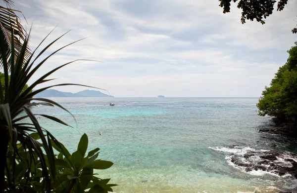 Atemberaubende indonesische Naturlandschaft traditioneller tropischer Inseln. — Stockfoto