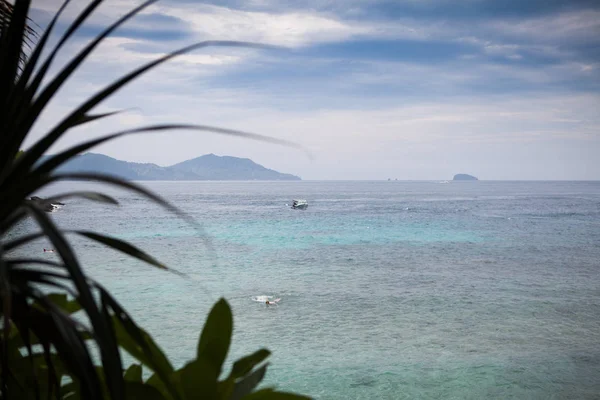 Paesaggio naturale delle isole tropicali tradizionali indonesiane mozzafiato . — Foto Stock