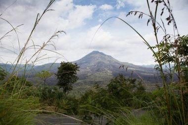 Endonezya geleneksel tropikal adaları nefes kesici doğa manzarası.