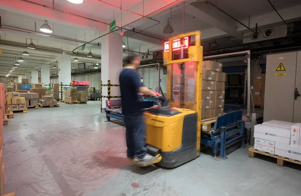 Пекін, Китай-03 червня 2019: Сучасна Автоматизація складської продукції в Китаї. — стокове фото