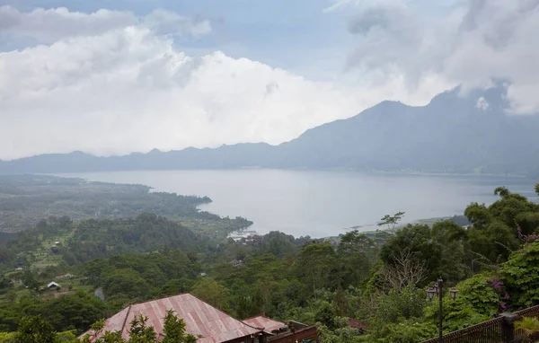 Paesaggio naturale delle isole tropicali tradizionali indonesiane mozzafiato . — Foto Stock