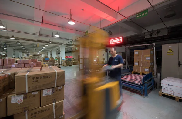 Peking, China-03 juni 2019: moderne automatisering van de magazijn productie in China. — Stockfoto