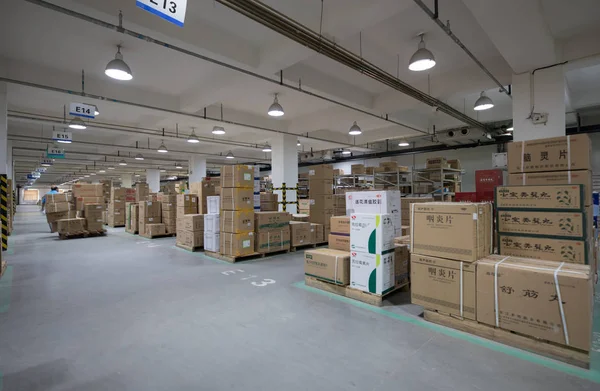 ПЕКИН, Китай - 03 июня 2019 года: Современная автоматизация складского производства в Китае . — стоковое фото