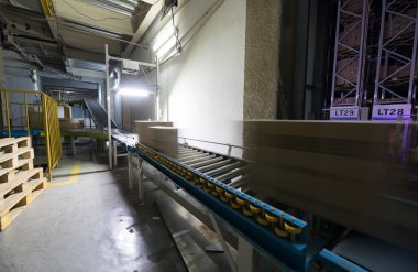 Pekin, Çin - 03 Haziran 2019: Çin'de depo üretiminin modern otomasyonu.