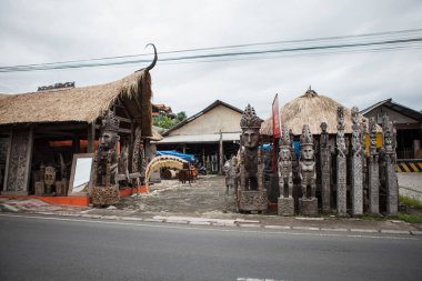 Endonezya, Bali - 20 Ocak 2011: El yapımı ahşap ürünleri olan bale dükkanları.