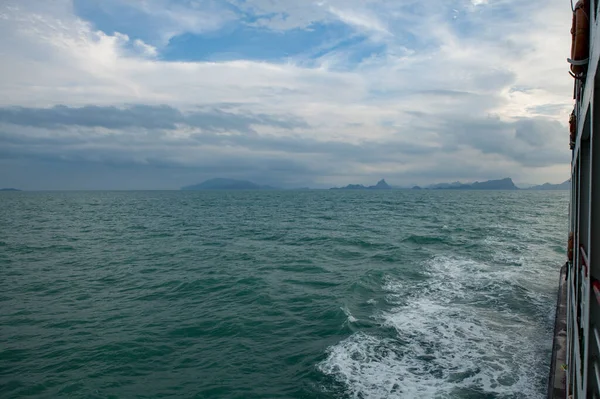 Hareket eden teknesi olan tropik adanın manzarası. — Stok fotoğraf