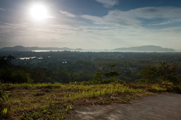 Tailândia paisagem ilha tropical com céu bonito . — Fotografia de Stock