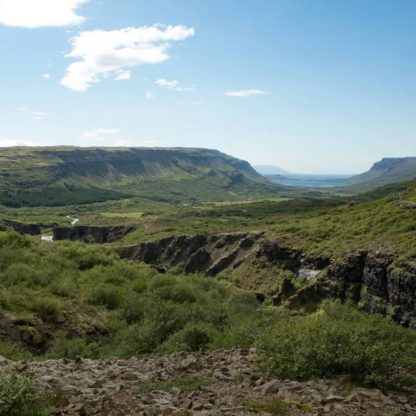 Beautiful scenic wild landscape of Icelandic nature. — Stock Photo, Image