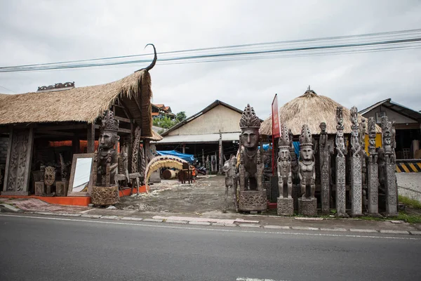 Indonesië, Bali - 20 januari 2011: Balinese winkels met handgemaakte houtproducten. — Stockfoto