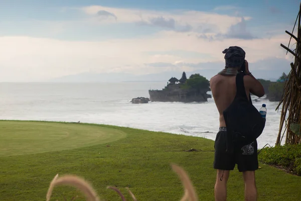 Fotografo di viaggio con macchina fotografica digitale fare foto di paesaggio . — Foto Stock