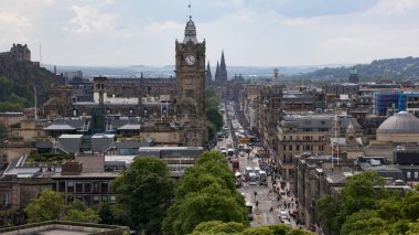 Edinburgh, Birleşik Krallık - 30 Mayıs 2019: İskoçya 'nın başkenti Edinburgh' un ünlü merkez caddeleri ve binaları.