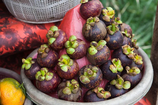 Obstmarkt unter freiem Himmel in indonesischem Dorf. — Stockfoto