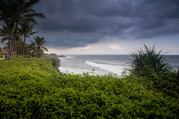 Endonezya geleneksel tropikal adaları nefes kesici doğa manzarası. — Stok fotoğraf