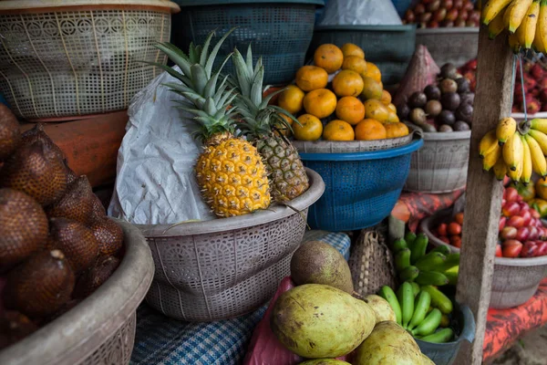 Mercado de frutas al aire libre en pueblo indonesio . — Foto de Stock