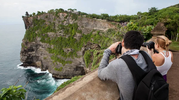 Resefotograf med digitalkamera gör foto. — Stockfoto