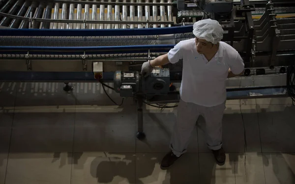 Peking, Čína-Červen 01, 2019: továrna na Karbonované nápoje s výhledem na výrobu a láhve. — Stock fotografie