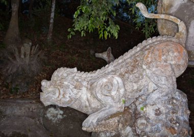 Phuket, Tayland - 10 Mart 2013: Geceleri taştan geleneksel Asya heykelleri. 