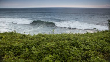 Endonezya geleneksel tropikal adaları nefes kesici doğa manzarası.