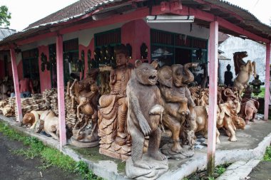 Endonezya, Bali - 20 Ocak 2011: El yapımı ahşap ürünleri olan bale dükkanları.