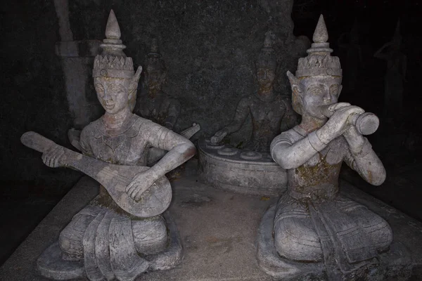 PHUKET, THAILAND - MARÇO 10, 2013: Estátuas asiáticas tradicionais de pedra à noite . — Fotografia de Stock