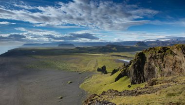 İzlanda doğasının güzel manzaralı vahşi manzarası.