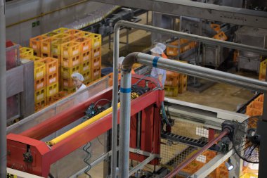 Pekin, Çin - 01 Haziran 2019: Üretim ve şişe manzaralı gazlı içecek fabrikası.