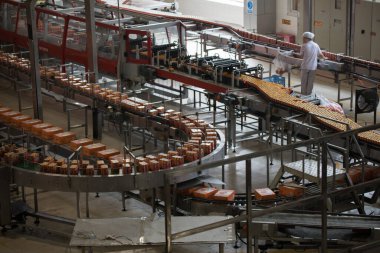 Pekin, Çin - 01 Haziran 2019: Üretim ve şişe manzaralı gazlı içecek fabrikası.
