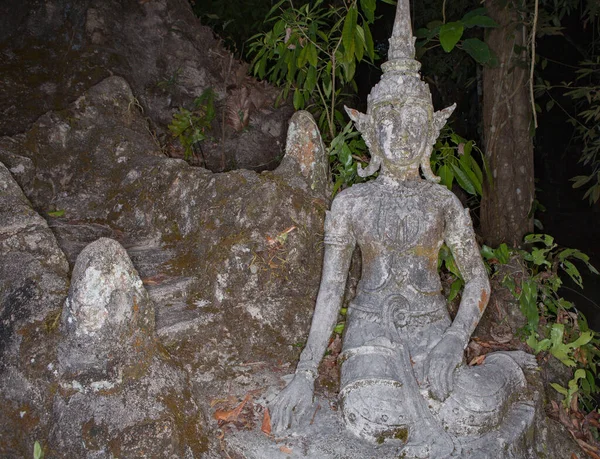 PHUKET, THAILAND - MARÇO 10, 2013: Estátuas asiáticas tradicionais de pedra à noite . — Fotografia de Stock