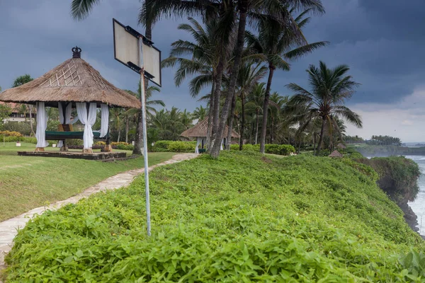 Atemberaubende indonesische Naturlandschaft traditioneller tropischer Inseln. — Stockfoto