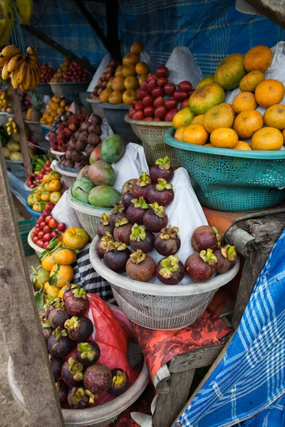 Mercado de frutas al aire libre en pueblo indonesio . — Foto de Stock