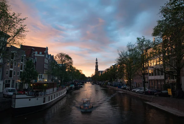 Amsterdam, Nizozemsko - 12. ledna 2017: Krásné noční městské kanály Amsterdamu. — Stock fotografie