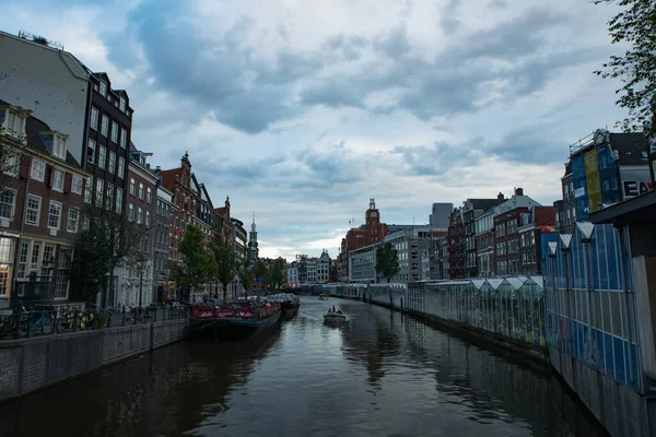 Amsterdam, Nizozemsko - 12. ledna 2017: Krásné noční městské kanály Amsterdamu. — Stock fotografie