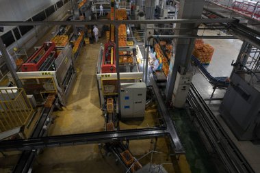 Pekin, Çin - 01 Haziran 2019: Üretim ve şişe manzaralı gazlı içecek fabrikası.