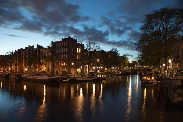 荷兰阿姆斯特丹- 2017年1月12日：阿姆斯特丹美丽的夜市运河. — 图库照片